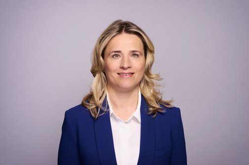 Verena Bentele Das Portraitfoto zeigt Verena Bentele, sie trägt eine weiße Bluse und einen dunkelblauen Blazer