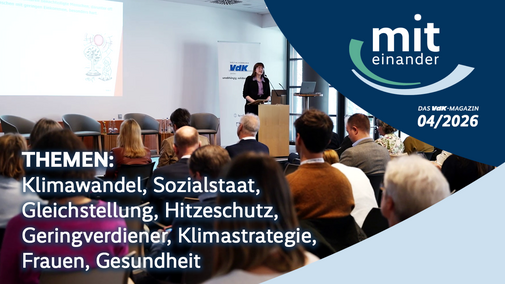 Miteinander April 2026 Thumbnail für Miteinander April: Ein Konferenzraum mit sitzendem Publikum, das einer Rednerin am Podium zuhört. Auf einer Leinwand ist eine Präsentation zu sehen. Rechts im Bild ein grafisches Overlay mit dem Titel „miteinander“ und dem Hinweis „Das VdK-Magazin 04/2026“. Unten links stehen die Themen: Klimawandel, Sozialstaat, Gleichstellung, Hitzeschutz, Geringverdiener, Klimastrategie, Frauen, Gesundheit.